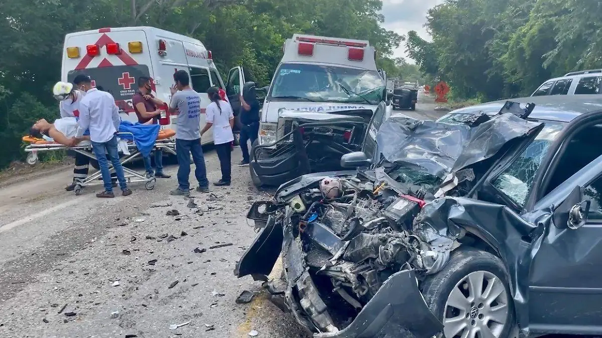 accidente entre Ambulancia y Auto particular